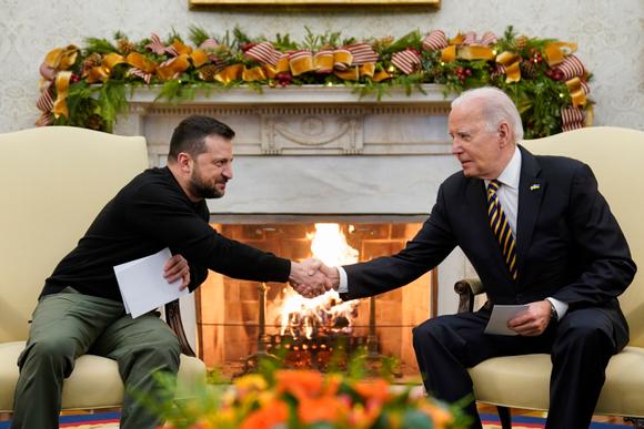 Le président américain, Joe Biden, serre la main de son homologue ukrainien, Volodymyr Zelensky, lors d’une réunion dans le bureau Ovale, à la Maison Blanche, le 12 décembre 2023.