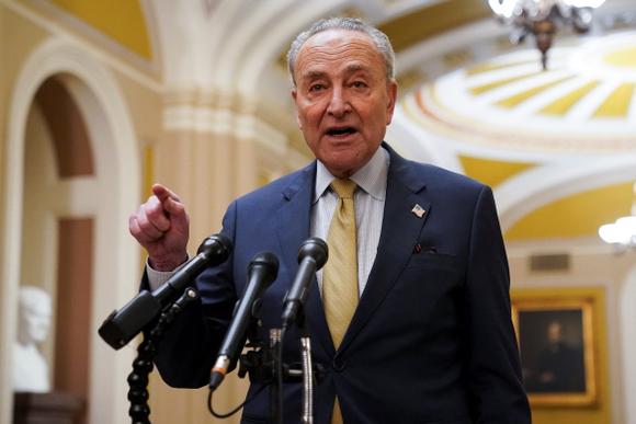 Le chef de la majorité au Sénat, Chuck Schumer, après sa rencontre avec Volodymyr Zelensky, à Washington, le 12 décembre 2023.