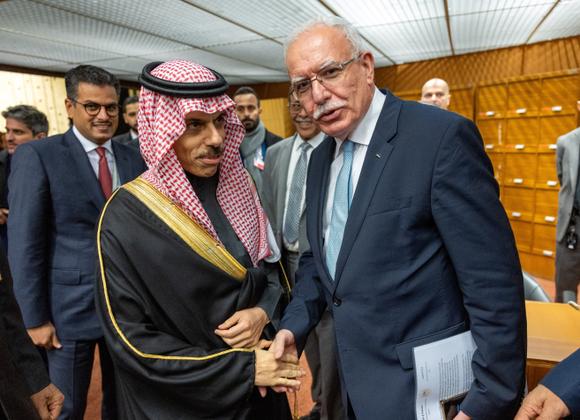 El Ministro de Asuntos Exteriores palestino saluda a su homólogo saudita, Faisal Ben Farhan, en Ginebra, el 12 de diciembre de 2023.