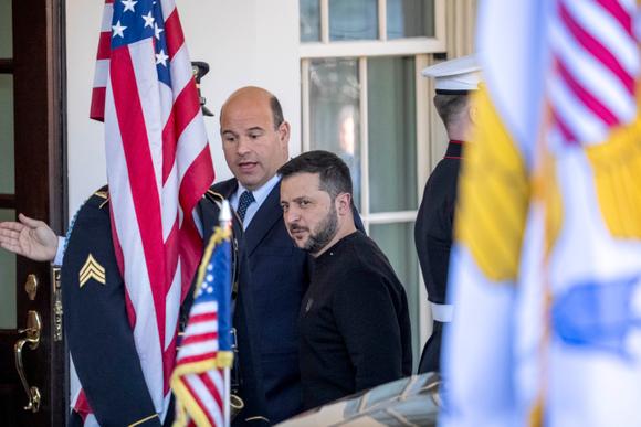 Le président ukrainien, Volodymyr Zelensky, arrive à la Maison Blanche pour un entretien avec son homologue américain, Joe Biden, le 12 décembre 2023.