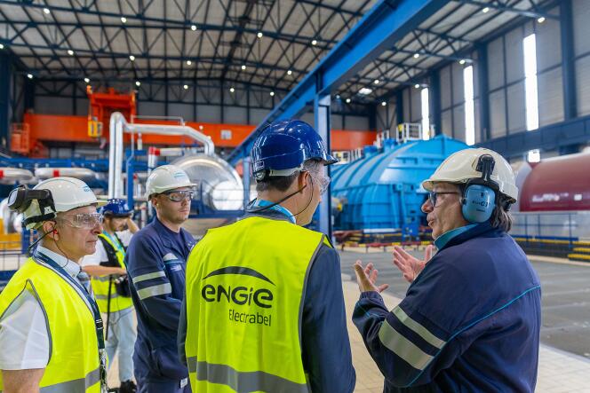 El director de la central nuclear de Tihange, Antoine Assice (izquierda), y el primer ministro belga, Alexander De Croo (segundo a la derecha), asisten a una visita del gobierno federal a la central nuclear de Engie, en presencia de empleados, en Tihange. 13 de julio de 2023.
