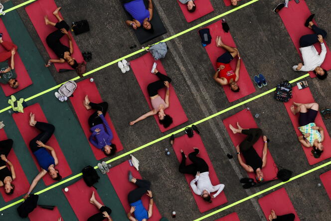 Una sesión de yoga gigante en Times Square, Nueva York, el 21 de junio de 2023.