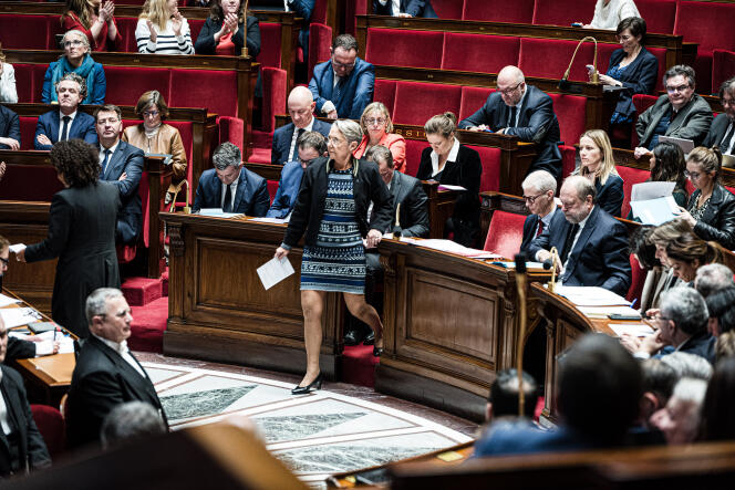 La Primera Ministra, Elisabeth Borne, durante la sesión de preguntas al gobierno, el 12 de diciembre de 2023, en la Asamblea Nacional.