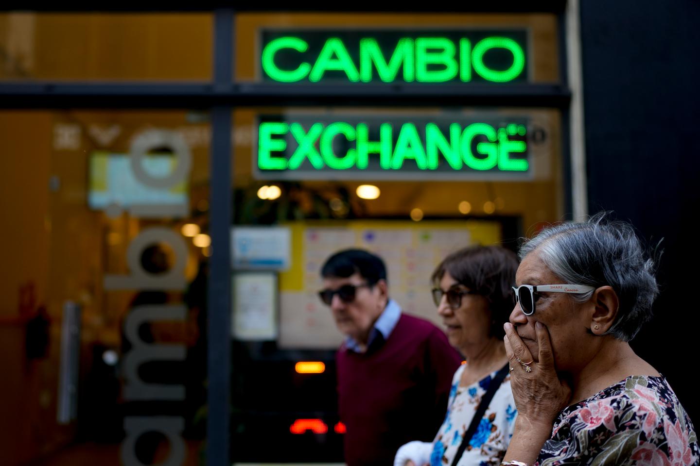 Argentina devalues peso, unveils measures to avoid 'hyperinflation'