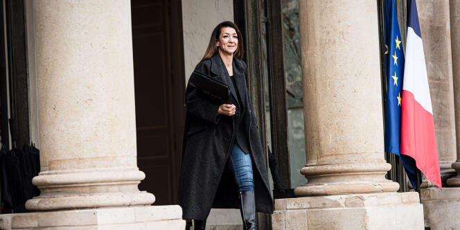Sabrina Agresti-Roubache, secretaria de Estado de la ciudad, tras el consejo de ministros, en París, el 12 de diciembre de 2023.