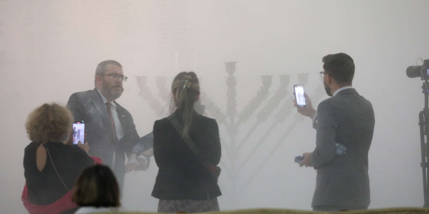 Pologne : un député d’extrême droite vide un extincteur sur un chandelier symbole du judaïsme en plein Parlement