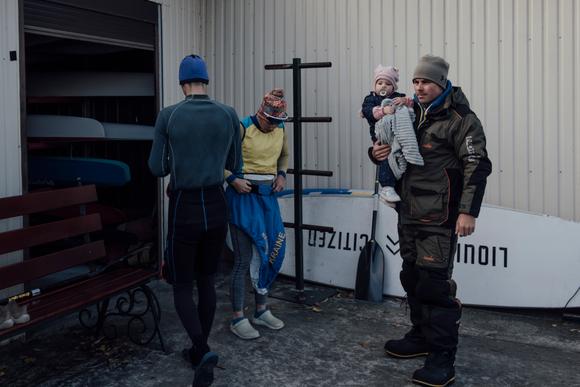 Roman Povkh, entraîneur de kayak, tient sa fille Ilariya dans ses bras avant de sortir sur l’eau pour l’entraînement. Maria Povkh, au centre de la photo, épouse de Roman et mère d’Ilariya, a participé aux Jeux olympiques de Tokyo et de Rio et s’entraîne pour la prochaine compétition. Le couple a fui en Espagne au début de l’invasion. Maria a donné naissance à leur fille en exil. Le couple essaie de rester uni tout le temps et leur fille est toujours avec eux, même pendant l’entraînement. A Kiev, le 13 novembre 2023.