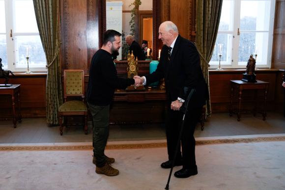 Le président ukrainien Volodymyr Zelensky est reçu par le roi Harald de Norvège, au palais royal d’Oslo, le mercredi 13 décembre 2023.