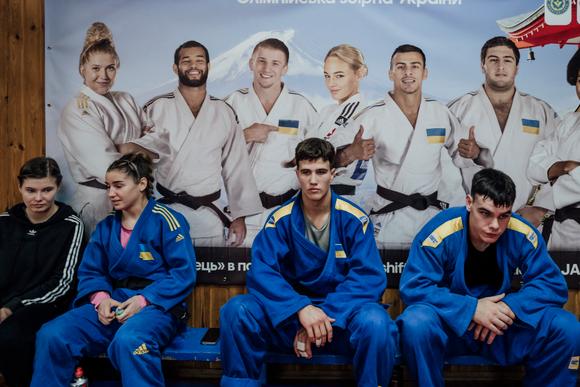 Dans la salle d'entraînement de l'équipe nationale de judo à Kiev. Au centre de la bannière Daria Bilodid, figure de proue du judo ukrainien. Le 10 novembre 2023.