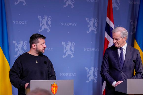 Le président ukrainien, Volodymyr Zelensky, à gauche, et le premier ministre norvégien, Jonas Gahr Store, donnent une conférence de presse à Oslo, mercredi 13 décembre 2023.