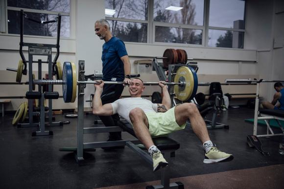 Le kayakiste Dmytro Danylenko, 24 ans, durant un entraînement de musculation au centre olympique. Le jeune homme a été champion du monde en 2021. A Kiev, le 13 novembre 2023.