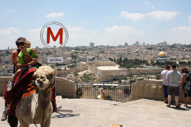 « Un métro à Gaza, Vue de Jérusalem », 2012. Le photographe Mohamed Abusal imagine, via un montage, un métro reliant directement Gaza à Jérusalem. 
