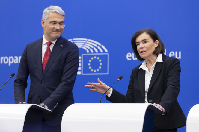Le député européen roumain Dragos Pislaru (Renew Europe) et l’eurodéputée italienne Elisabetta Gualmini (Socialistes et démocrates), lors d’une conférence de presse, mercredi 13 décembre, à Strasbourg. 