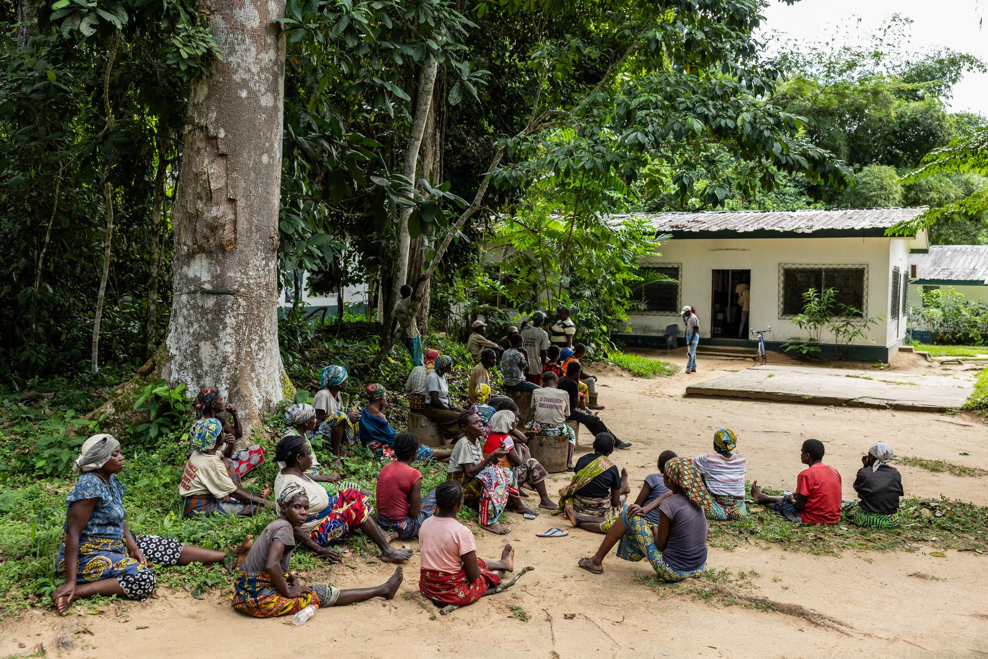 At the NNNP headquarters in northern Congo-Brazzaville, day laborers, most of them indigenous, wait to receive their pay. The Wildlife Conservation Society (WCS), which manages NNNP in partnership with the Congolese government, is the main employer for the inhabitants of several villages around the protected area.