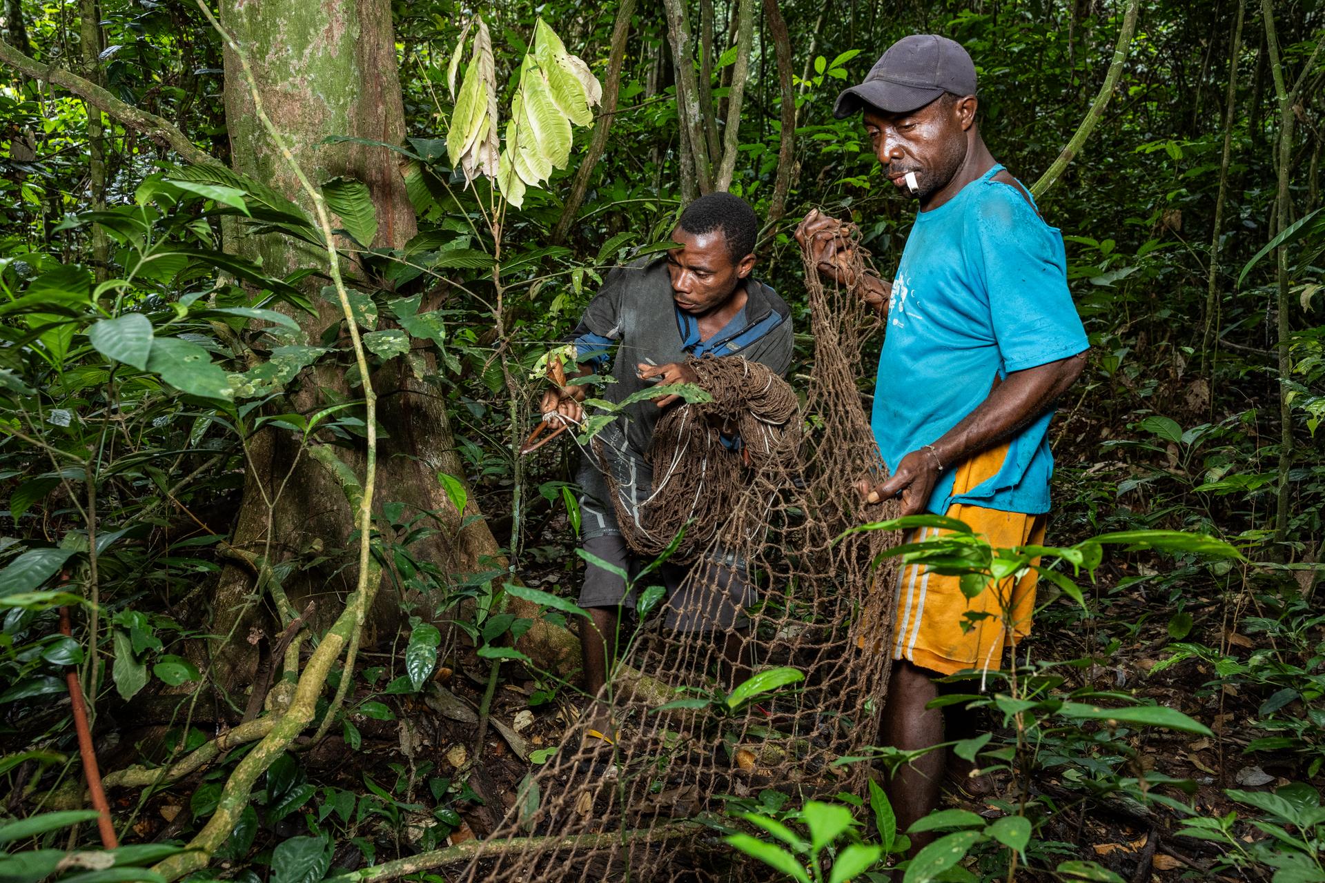 As part of a tourist activity, hunters set up their nets in the buffer zone of the Dzanga-Sangha National Park in the Central African Republic. Long dissatisfied with the creation of the national park, which bans them from hunting, indigenous communities are now joining forces with WWF to ensure that they too can benefit from the protected area.