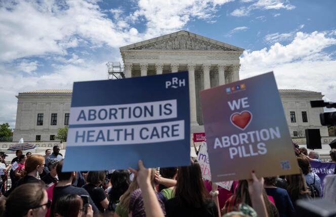 Defensores del derecho al aborto se reunieron frente a la Corte Suprema de Estados Unidos el 15 de abril de 2023, en Washington DC, para denunciar las restricciones impuestas a la píldora abortiva. 
