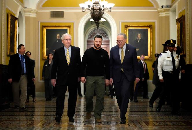 El líder republicano del Senado de los Estados Unidos, Mitch McConnell, el presidente ucraniano Volodymyr Zelensky y el líder demócrata del Senado de los Estados Unidos, Charles Schumer, en el Capitolio de Washington el 12 de diciembre de 2023.