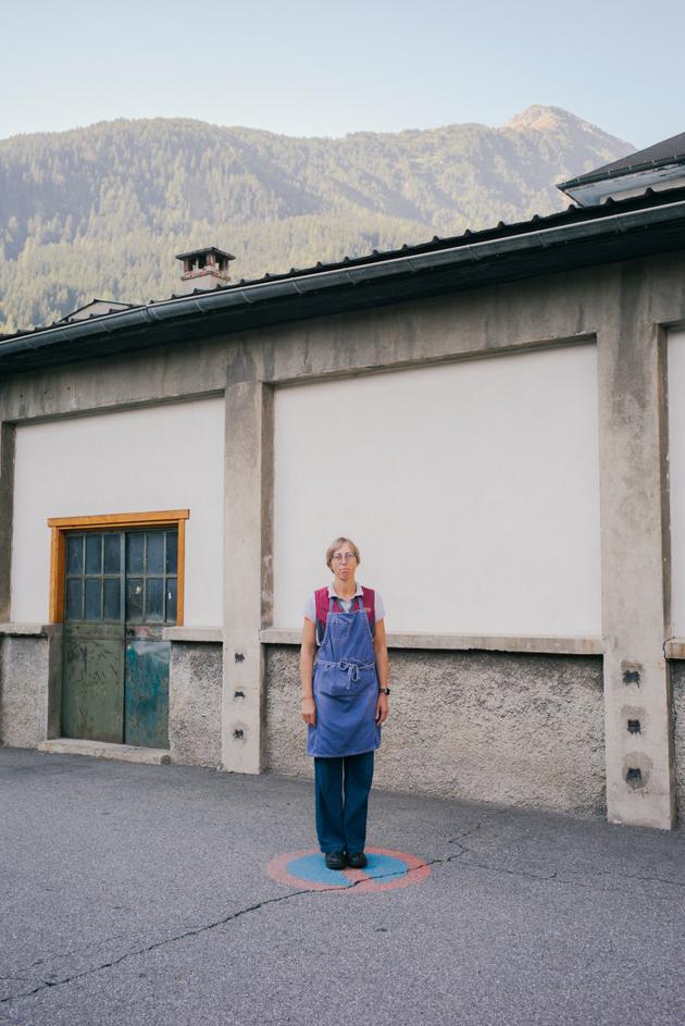 Mathilde Rittaud, sur le parking de la boucherie familiale, à Fourneaux (Savoie), le 29 septembre 2023.