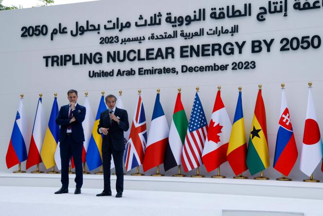 Le premier ministre belge, Alexander De Croo, et le directeur général de l’AIEA, Rafael Grossi, à la COP28 à Dubaï (Emirats arabes unis), le 2 décembre 2023. 