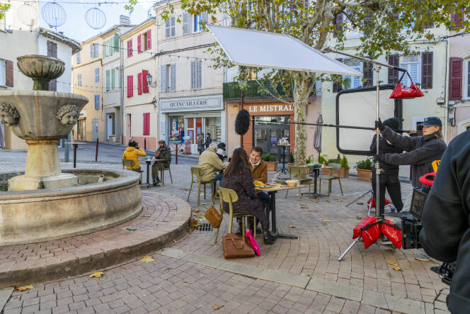 Rodaje de una escena al aire libre de “Más bella vida, aún más bella” en una plaza de Allauch (Bocas del Ródano), cerca de Marsella.  Al fondo, la fachada del café Le Mistral.