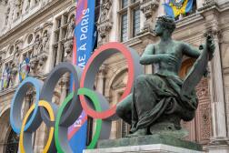 Le parvis de l'Hôtel de ville de Paris avec les anneaux des Jeux olympiques de 2024.