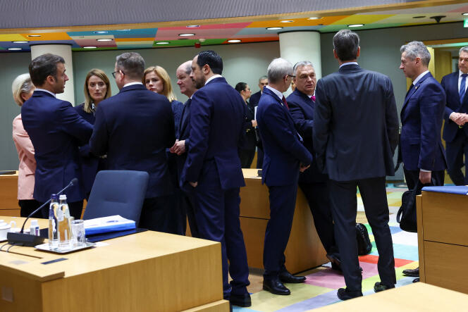 Lors du sommet  des chefs d’Etat et de gouvernement européens, à Bruxelles, le 14 décembre, auquel assistaient notamment Emmanuel Macron (de dos, à gauche) et le premier ministre hongrois, Viktor Orban  (de face, au centre).