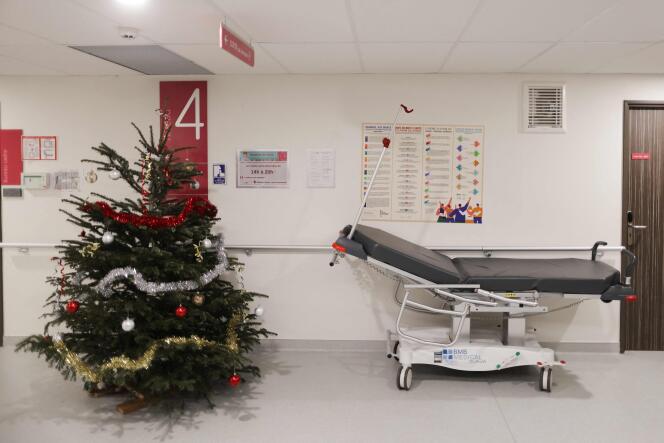 In een gang van de polikliniek Bordeaux Nord Aquitaine, in Bordeaux, 11 december 2023.