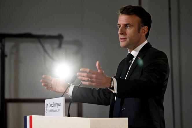 Emmanuel Macron donne une conférence de presse à l’issue du Conseil européen à Bruxelles, dimanche 15 décembre 2023.