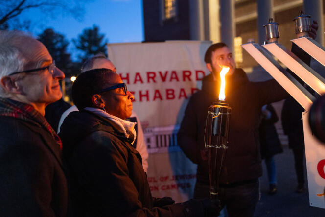La présidente de Harvard, Claudine Gay, assiste à une cérémonie d’allumage de la ménorah lors de la septième nuit de Hanoukka avec la communauté juive de l’université, le 13 décembre 2023, à Harvard Yard, à Cambridge (Massachusetts).