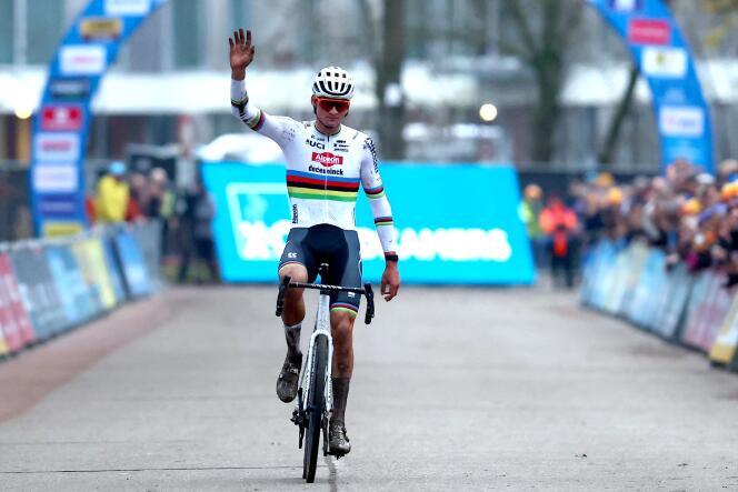 El holandés Mathieu Van der Poel cruza la meta en el ciclocross de Herentals, Bélgica, el 16 de diciembre de 2023.