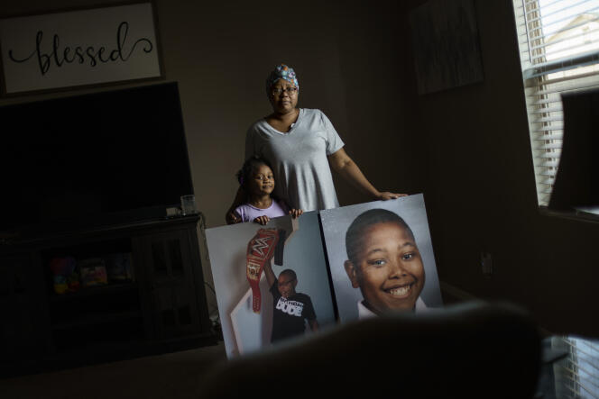 Teresita Horne, acompañada de su hija Lucy, muestra fotos de su hijo Donovan James Jones, en su casa en Buckeye, Arizona, el 19 de marzo de 2022. Este último, nacido con anemia falciforme, murió a los 13 años por complicaciones del Covid-19. , 12 de noviembre de 2021.