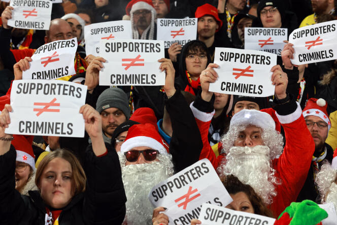 Los seguidores de Lens protestan contra las prohibiciones de estadios el 16 de diciembre de 2023 en el estadio Bollaert-Delelis de Lens.