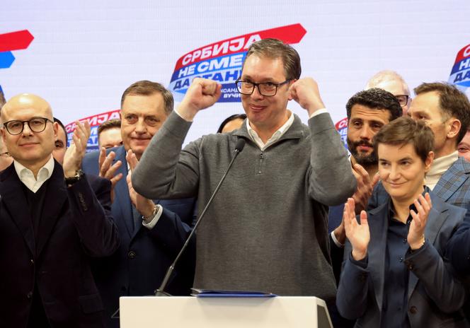 El presidente serbio, Aleksandar Vucic, en la sede de su partido, el SNS, en Belgrado, el 17 de diciembre de 2023, tras las encuestas a pie de urna para las elecciones parlamentarias.