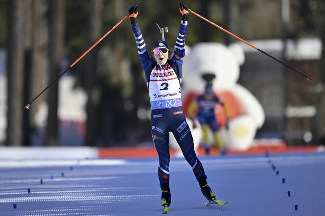 Justine Braisaz-Bouchet celebra su victoria en la línea de meta del inicio masivo de la etapa de la Copa Mundial de Biatlón en Lenzerheide, Suiza, el 17 de diciembre de 2023.