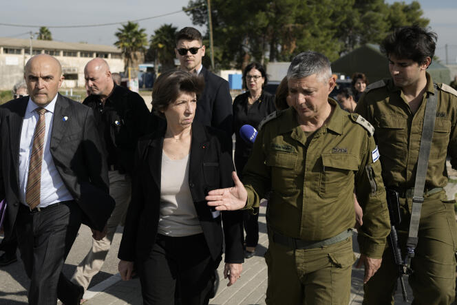 La ministra francesa de Asuntos Exteriores, Catherine Colonna, habla con el coronel israelí Olivier Rafowicz.  Base militar de Shura (Israel), 17 de diciembre de 2023.
