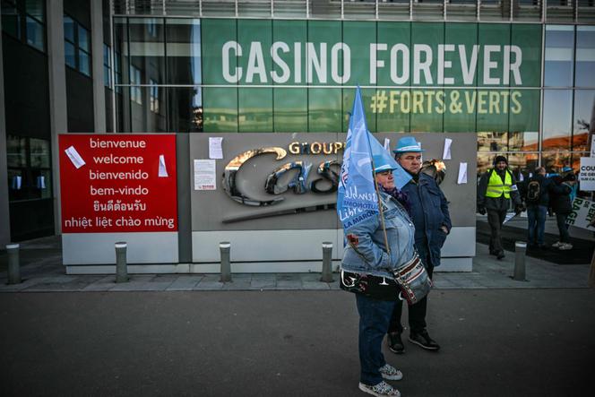 Manifestation face à la détérioration de la situation commerciale du détaillant à Saint-Etienne, dans le centre-est de la France, le 17 décembre 2023. 