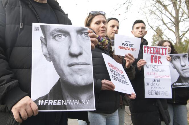 Manifestantes exigen la liberación de Alexeï Navalny frente a la casa del embajador ruso en Berlín, el 16 de diciembre de 2023. 