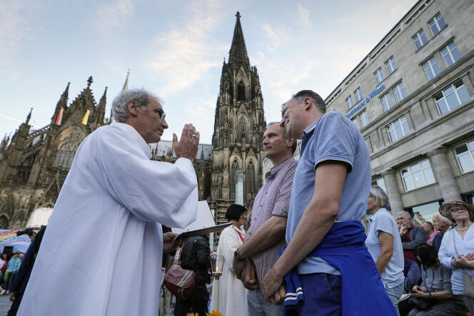 Des couples de même sexe lors d’une cérémonie de bénédiction publique, devant la cathédrale de Cologne (Allemagne), le 20 septembre 2023. 