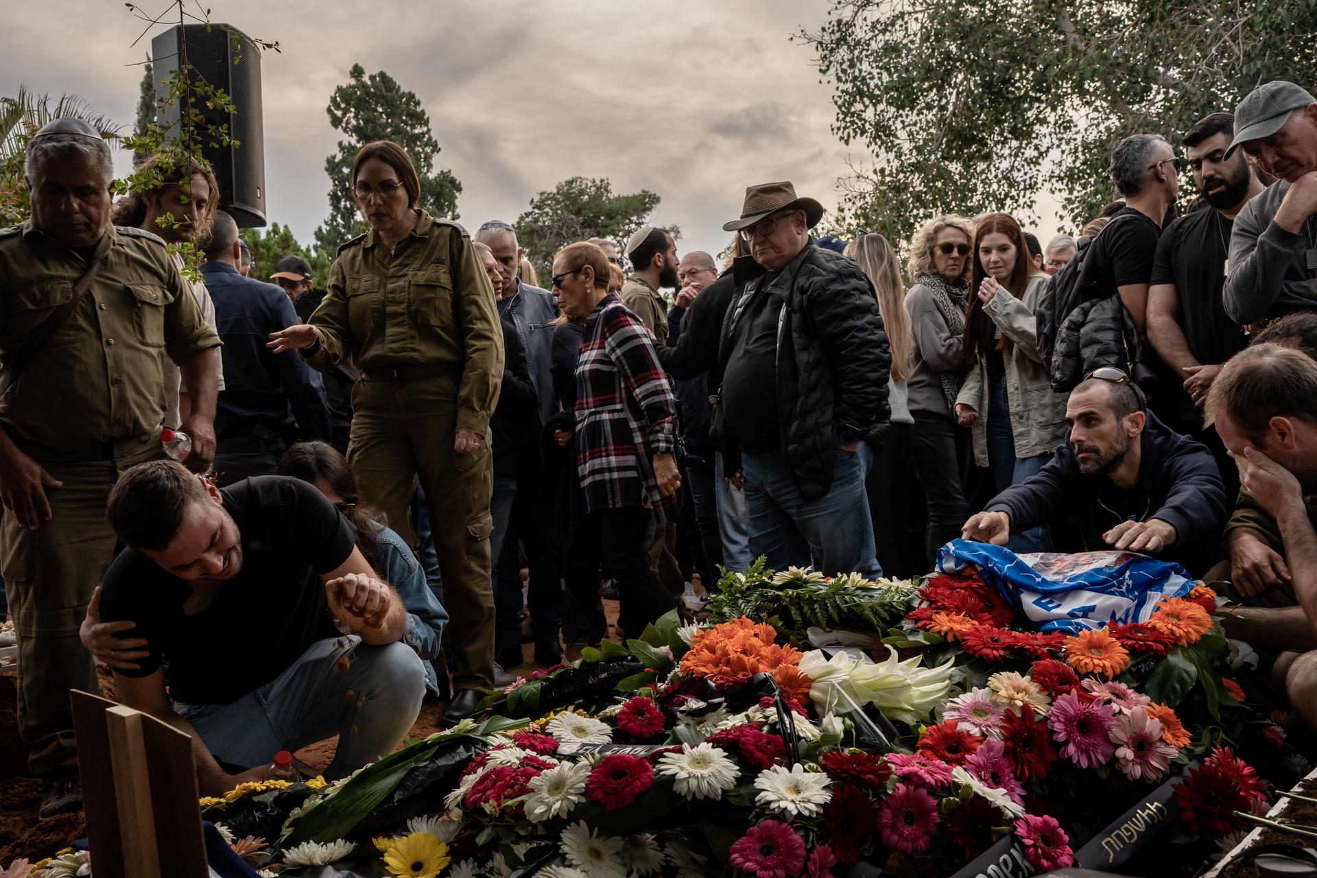 Στην κηδεία του Alon Shamriz, ο αδελφός του (αριστερά) τον αποχαιρετά, στο νεκροταφείο του Kibbutz Shefayim (Ισραήλ), 17 Δεκεμβρίου 2023.