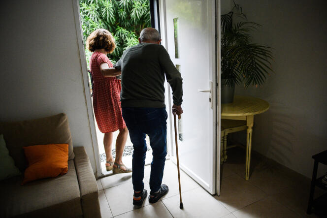 Une aide-soignante à la maison Les Papillons de Marcelle, à Arles (Bouches-du-Rhône), le 9 mai 2023.