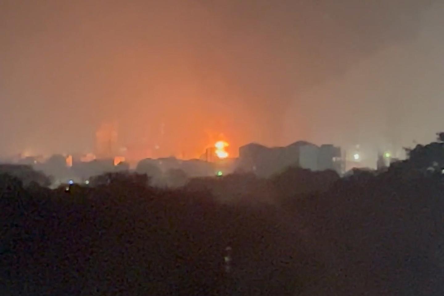 un immense incendie dans un dépôt de carburant à Conakry fait des dizaines de blessés