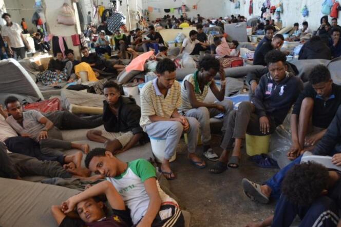 Des migrants détenus arbitrairement et pour une durée indéterminée au centre de détention de Zintan, à Dhar el-Jebel, en Libye, en 2019.