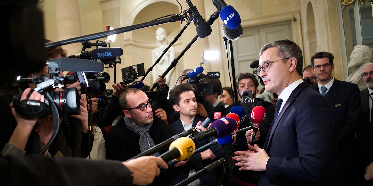 Tras la aprobación del texto por la Asamblea Nacional, el Ministro de Salud, Aurélien Rousseau, presentó su dimisión
