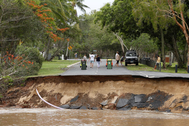 Effondrement d’une route suite à des inondations à proximité de Cairns (Australie), le 18 décembre 2023.