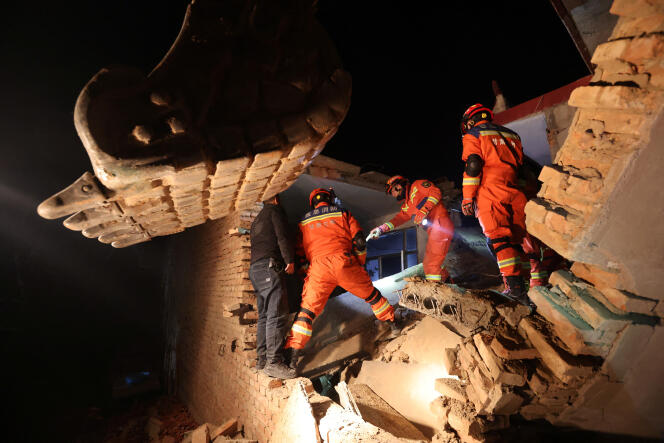 Des secouristes à la recherche de disparus après le tremblement de terre, dans le village de Kangdiao (province de Gansu), en Chine, dans la nuit du 18 au 19 décembre 2023.