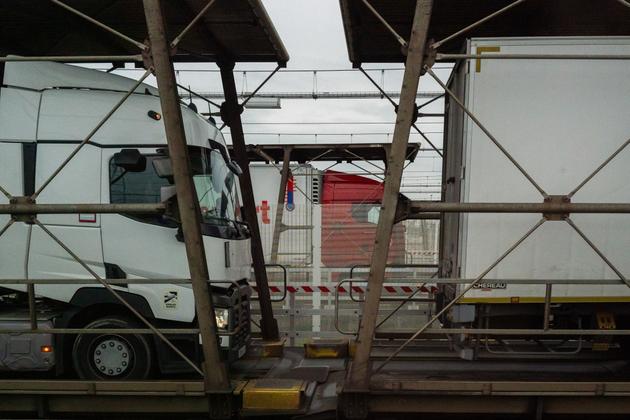 At Coquelles (Pas-de-Calais), trucks are loaded onto freight trains prior to departure for Folkestone (United Kingdom) on December 14.
