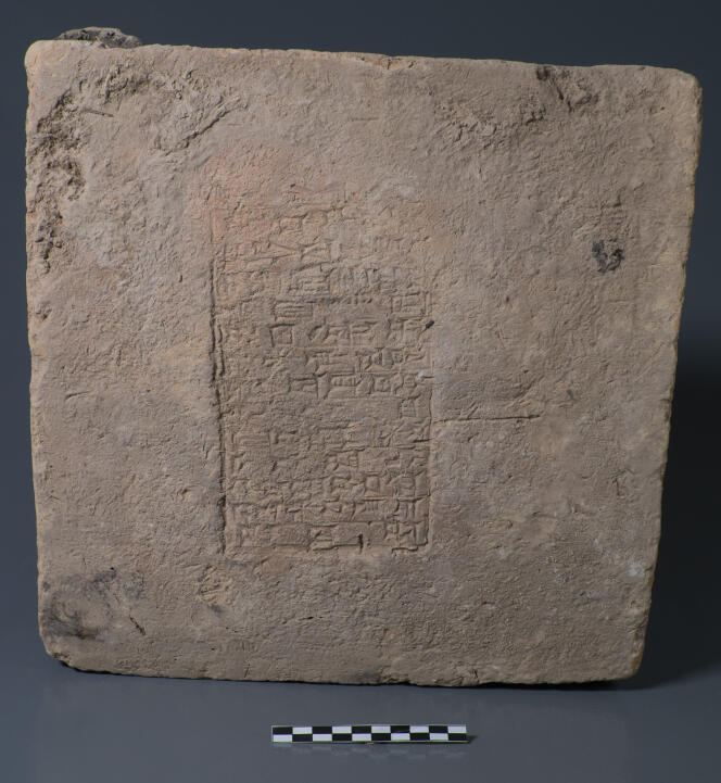 La brique date du règne de Nabuchodonosor II (env. 604-562 av. J.-C.) d’après l’interprétation de l’inscription. Cet objet a été pillé dans son contexte d’origine avant d’être acquis par le musée de Slemani et conservé dans ce musée avec l’accord du gouvernement central.