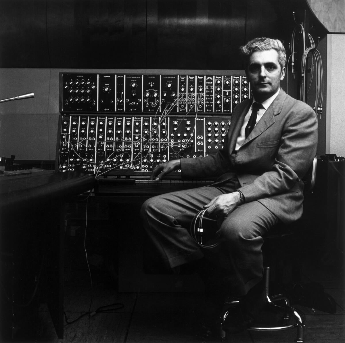 Portrait de l’inventeur américain Robert Moog, assis devant l’un des premiers synthétiseurs Moog modulaires, en 1970.