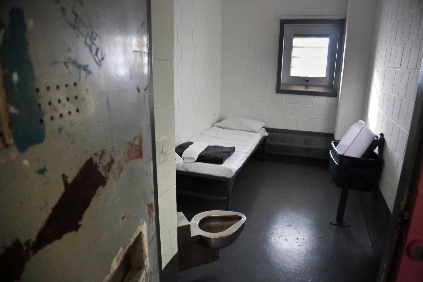 New York City to ban solitary confinement, defying sitting mayor