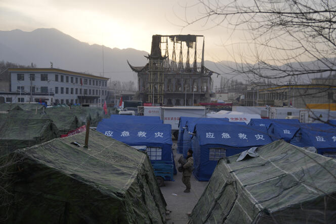 Un soldado pasa por las tiendas de campaña de un refugio temporal después de un terremoto en la ciudad de Dahejia, provincia de Gansu, al noroeste de China, el 20 de diciembre de 2023.